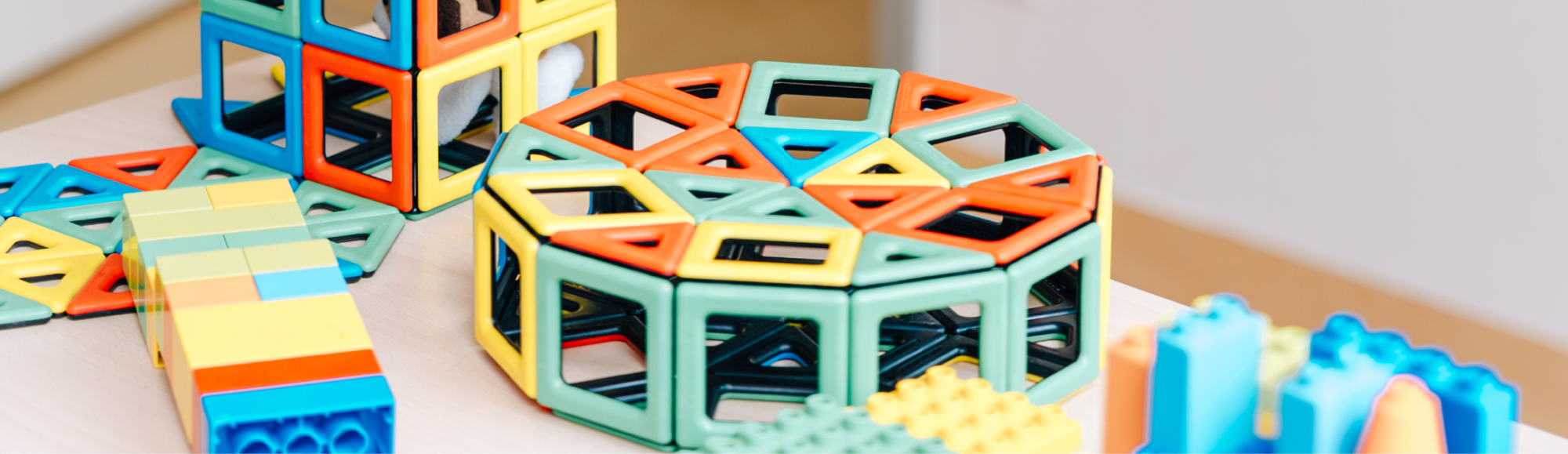 Magnetspielzeug und Lego Bausteine