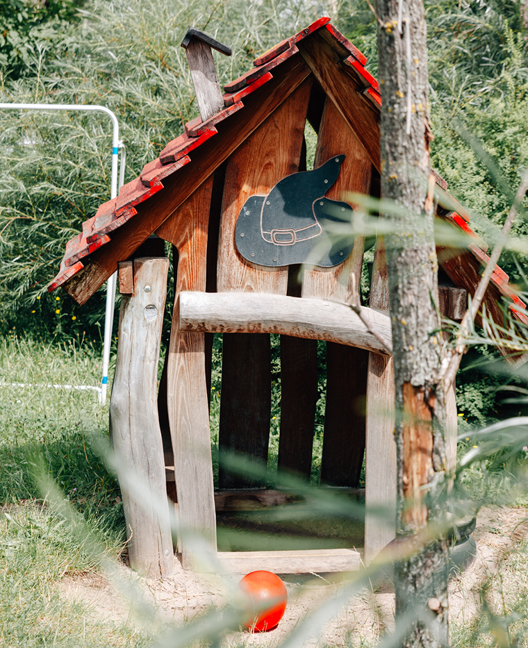 Holzspielhaus im Garten