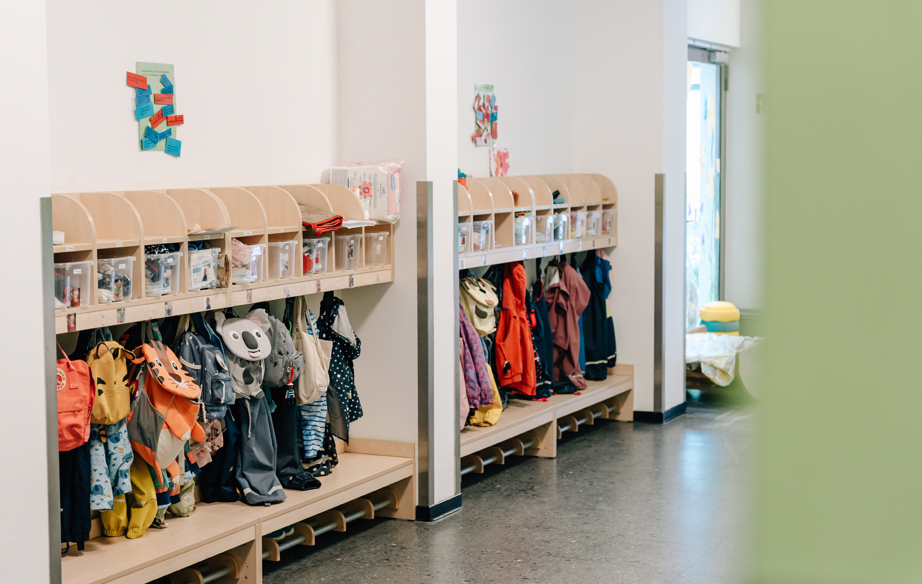 Flur mit Garderobe für Rucksäcke, Jacken und Schuhen der Kinder