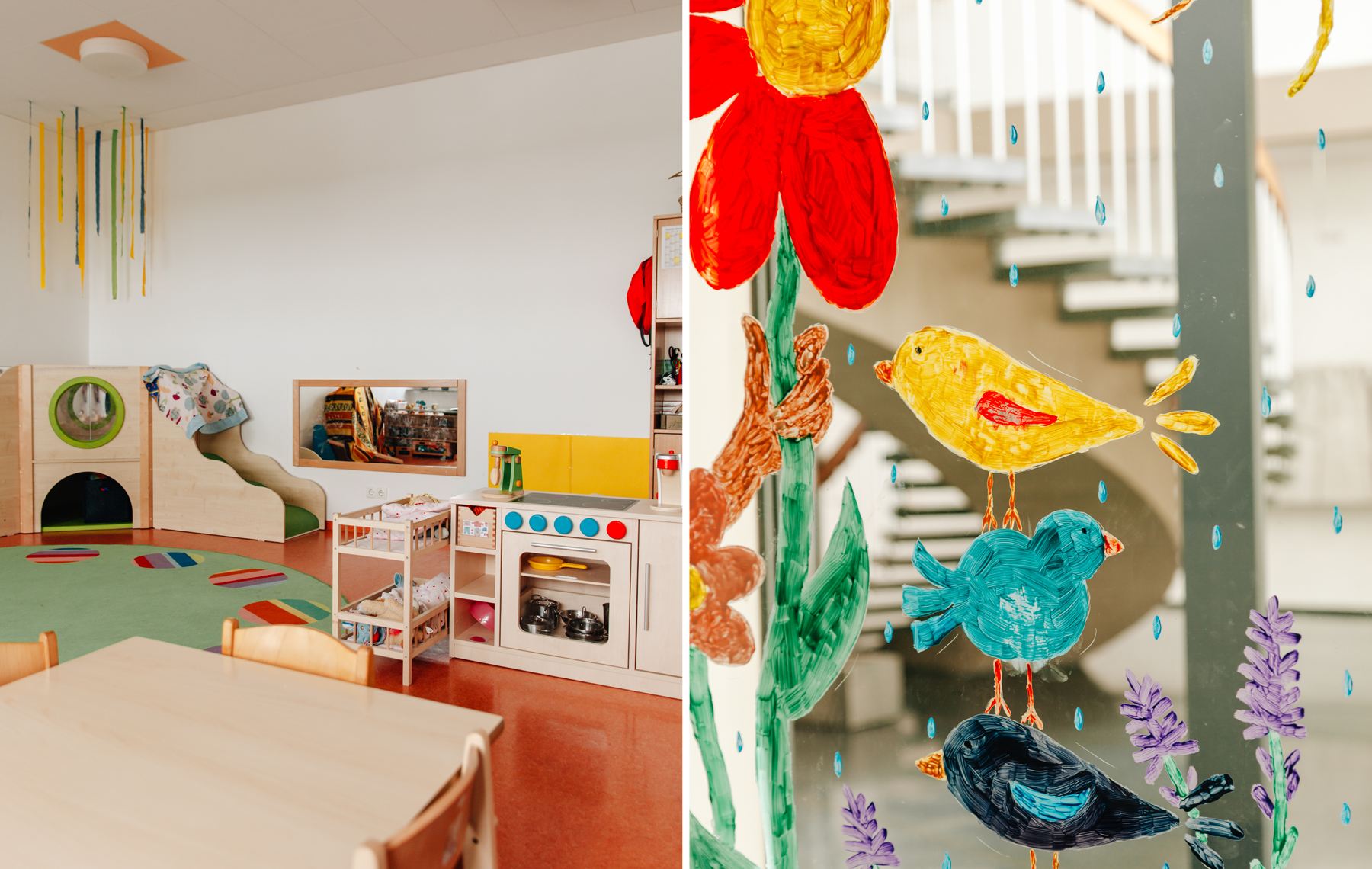 Links: Gruppenraum mit kleiner Rutsche, einem Tisch mit Stühlen und einer Holzspielküche Rechts: Mit bunten Vögeln bemaltes Fenster im Flur