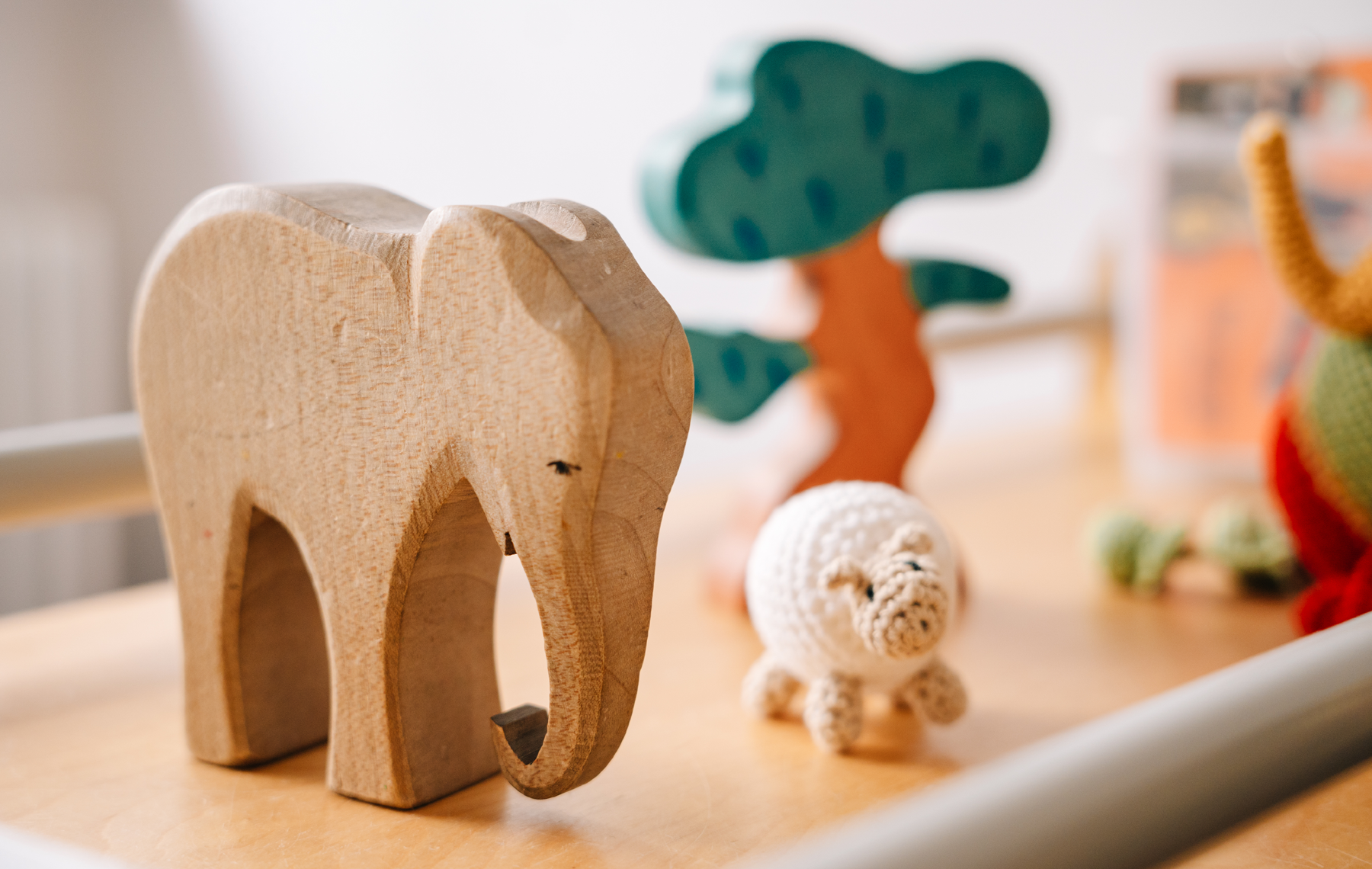 Elefanten Holzfigur und gehäkeltes Schaf