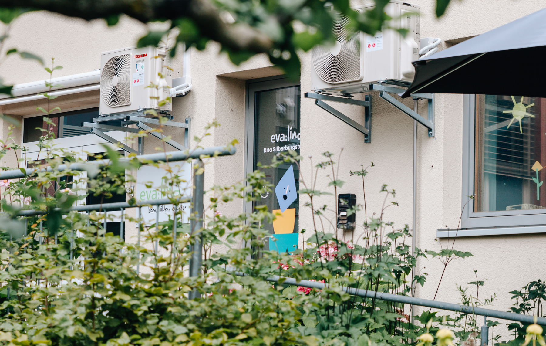 Blick auf Eingangstür mit aufgeklebtem Logo der Kita Silberburgstraße