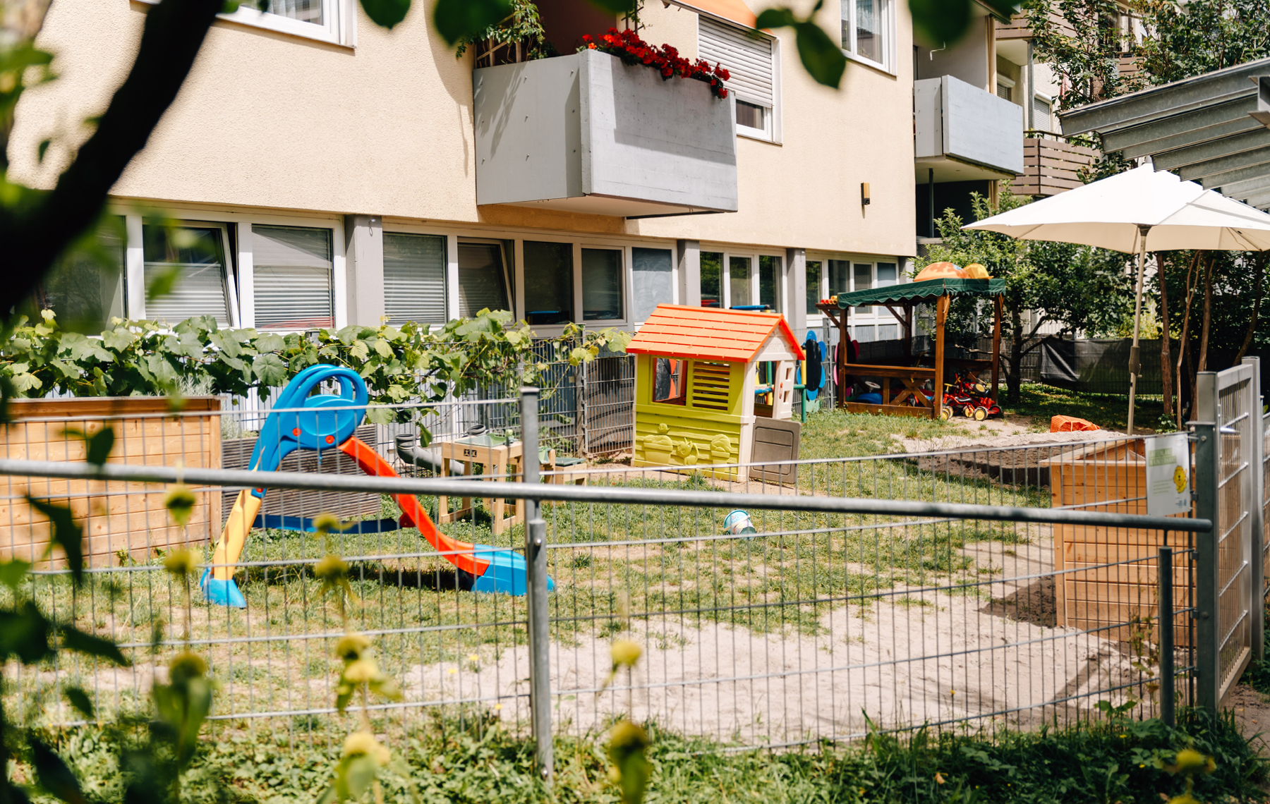 Eingezäunter Garten der Kita